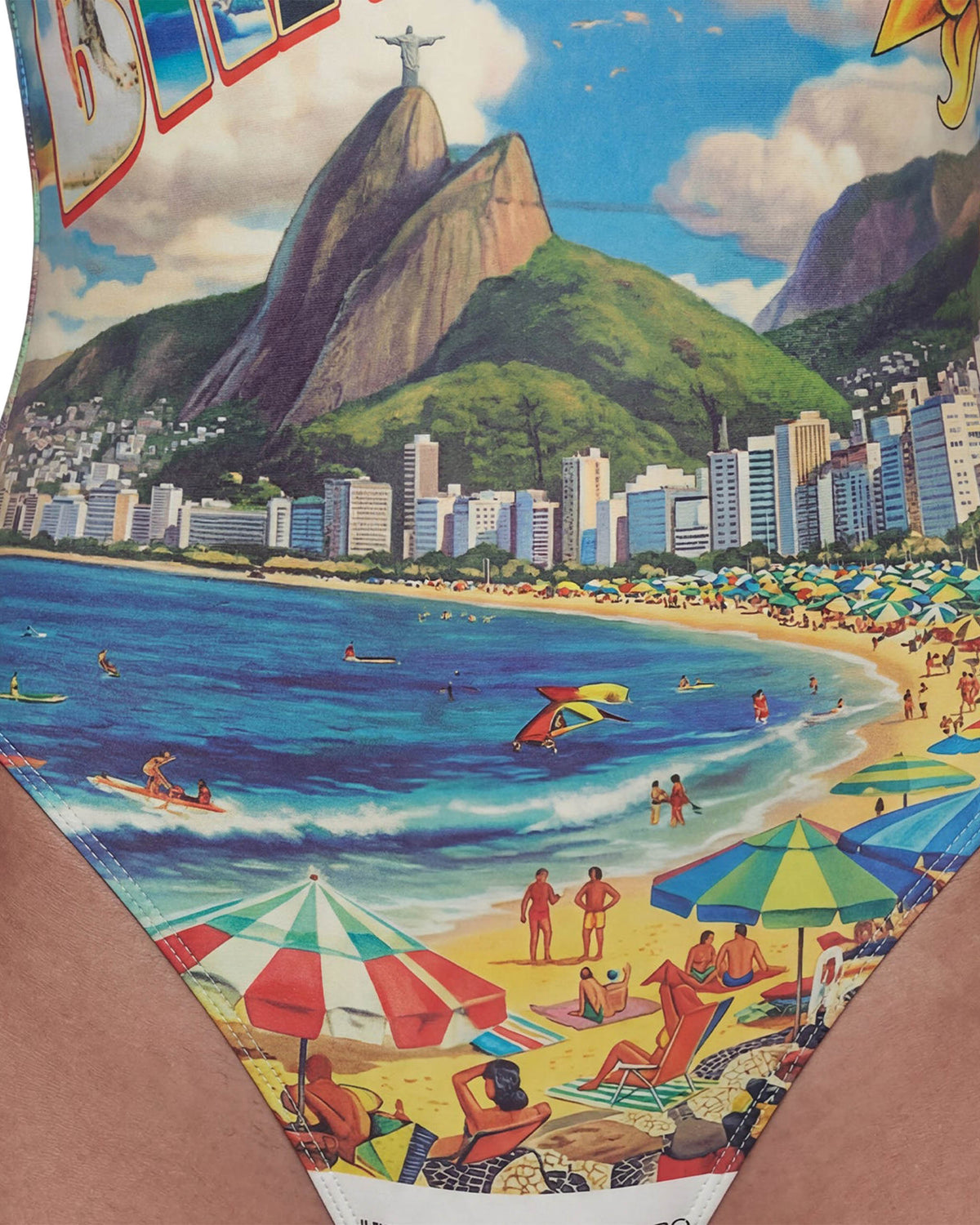 Detalhe da estampa do Body Brasilidades com praia, guarda-sóis, prédios e montanhas do Rio