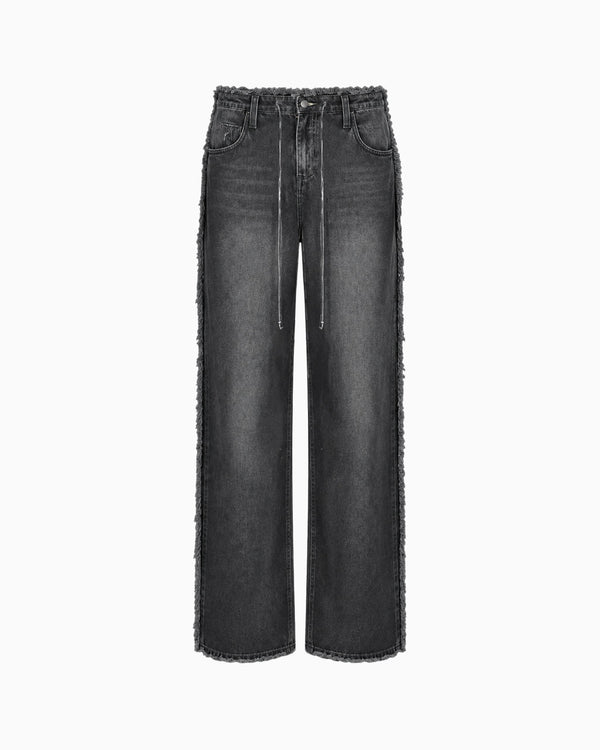 Calça Jeans Preta Desfiada em lavagem escura, pernas largas com franjas laterais e cordão na cintura, peça sozinha