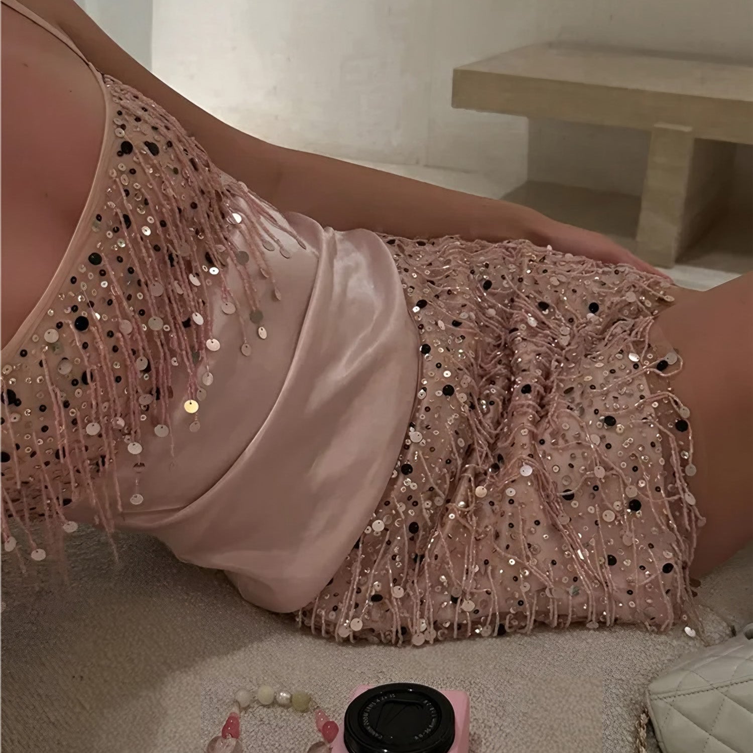 Detalhe do Conjunto Pink Sparkles rosa mostrando as franjas de paetês da blusa e o tecido cetinado