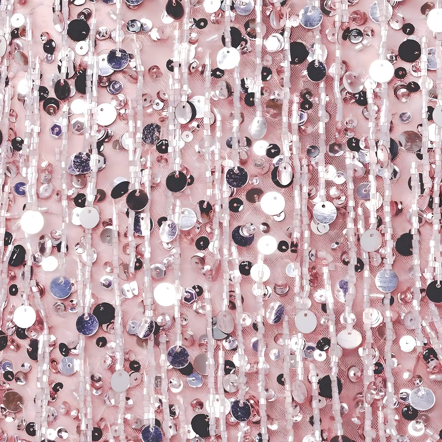 Detalhe dos paetês e miçangas do Conjunto Pink Sparkles sobre tecido rosa