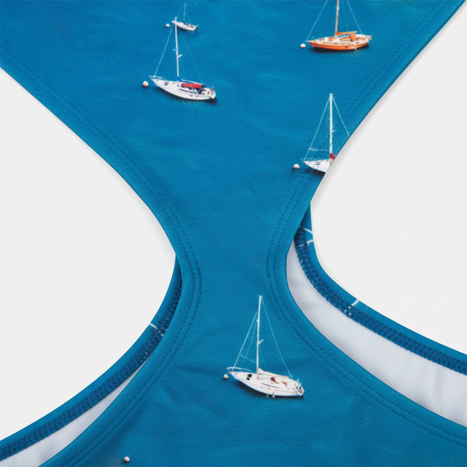 Detalhe do recorte na cintura do Maiô Barcos azul com estampa de veleiros
