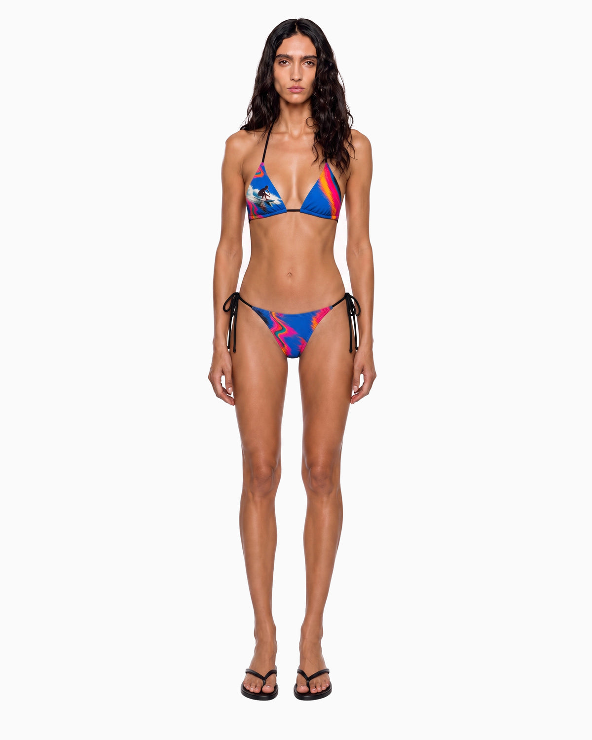 Vista frontal do Biquíni Cortininha Surf estampado na modelo, com amarrações laterais