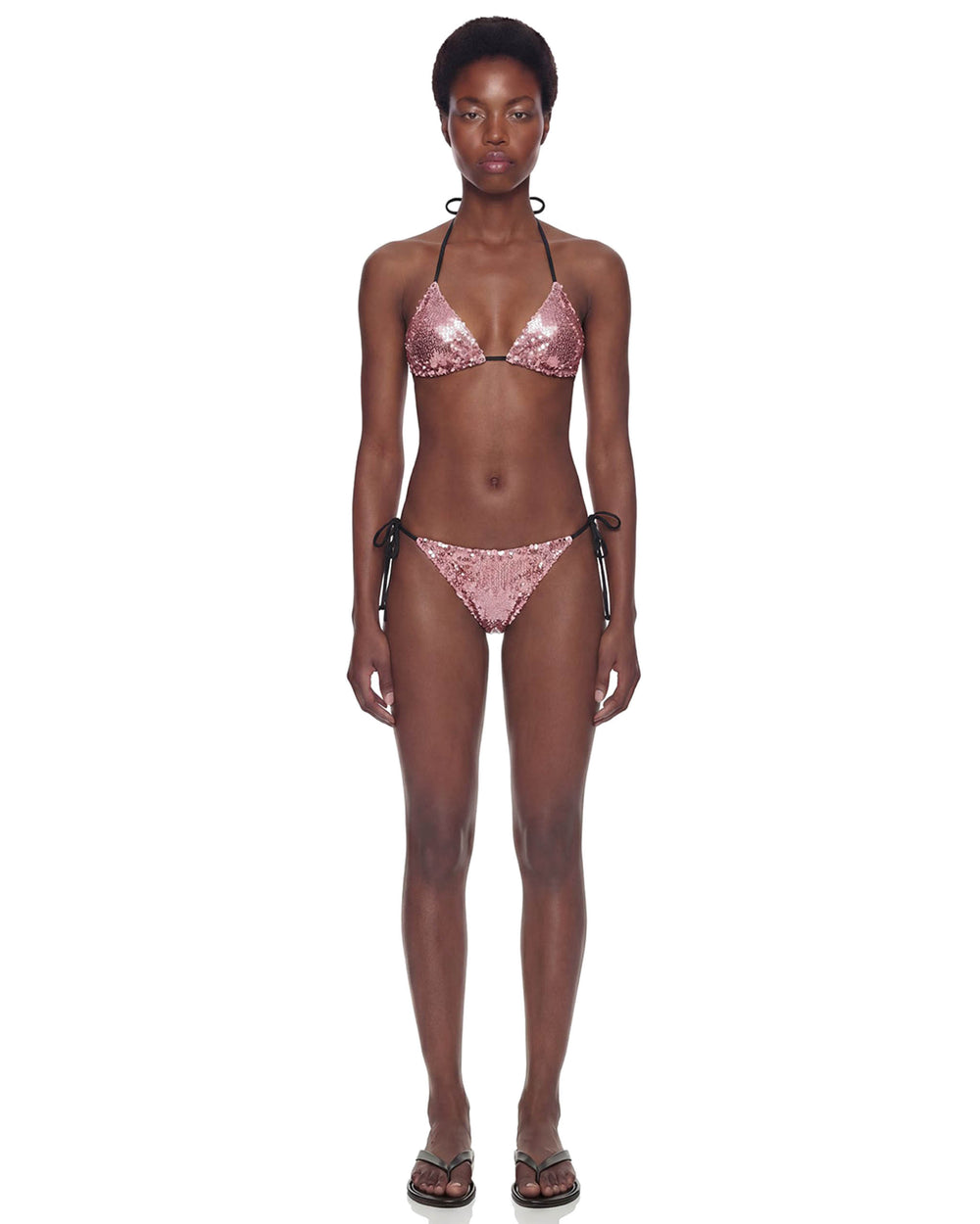 Modelo de frente usando Biquíni Triângulo Paetê Aura em paetês rosa, top triângulo e calcinha de amarrar