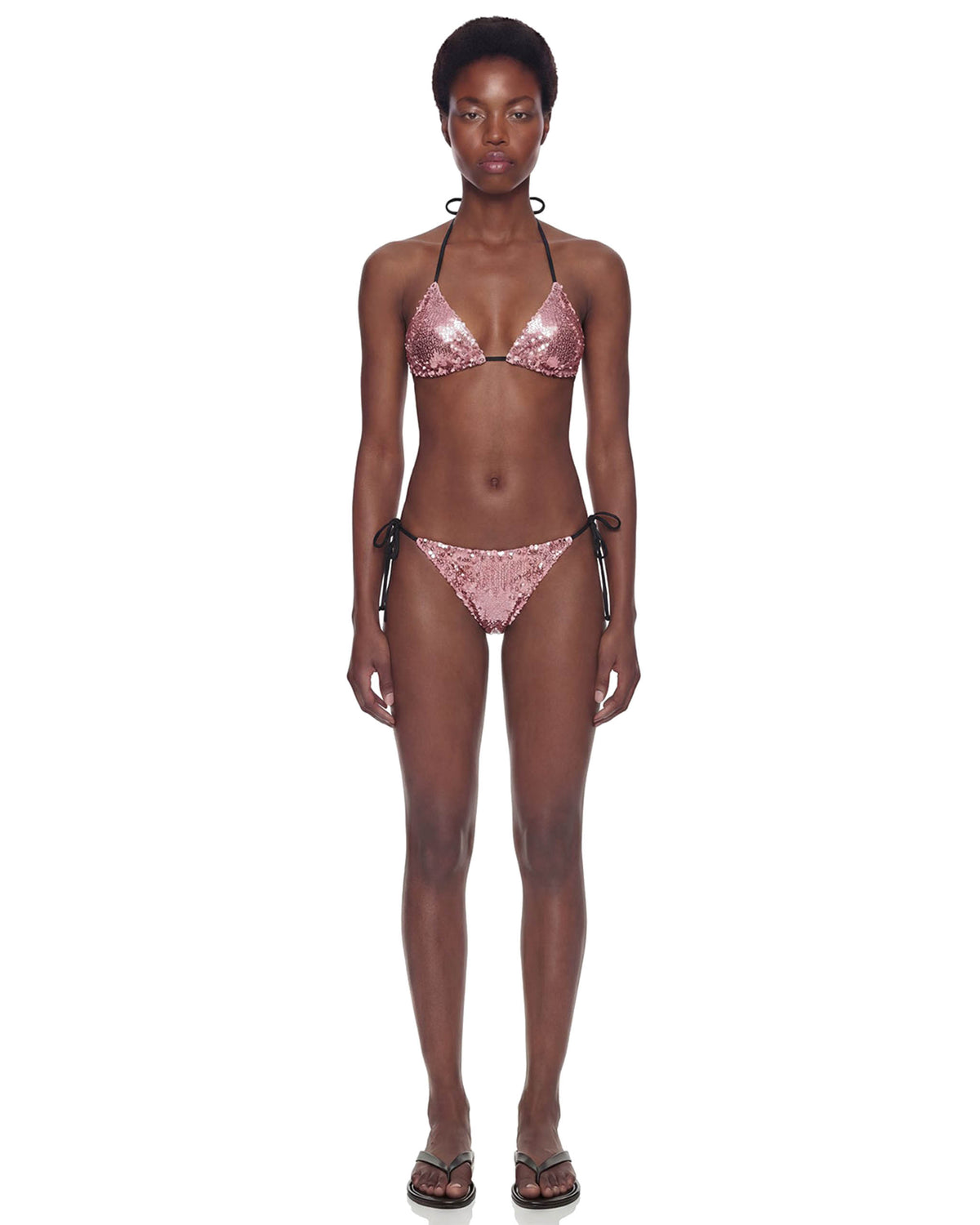 Modelo de frente usando Biquíni Triângulo Paetê Aura em paetês rosa, top triângulo e calcinha de amarrar