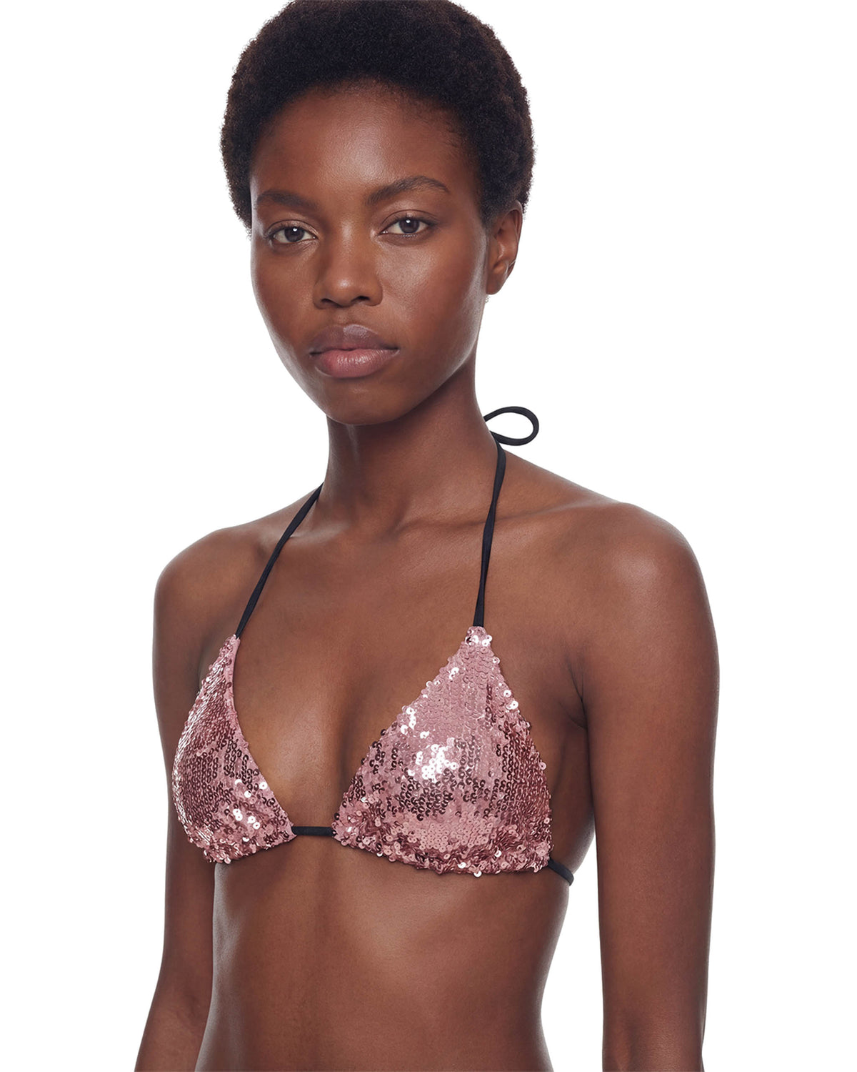 Close do top triângulo do Biquíni Triângulo Paetê Aura rosa na modelo, com alças finas de amarrar
