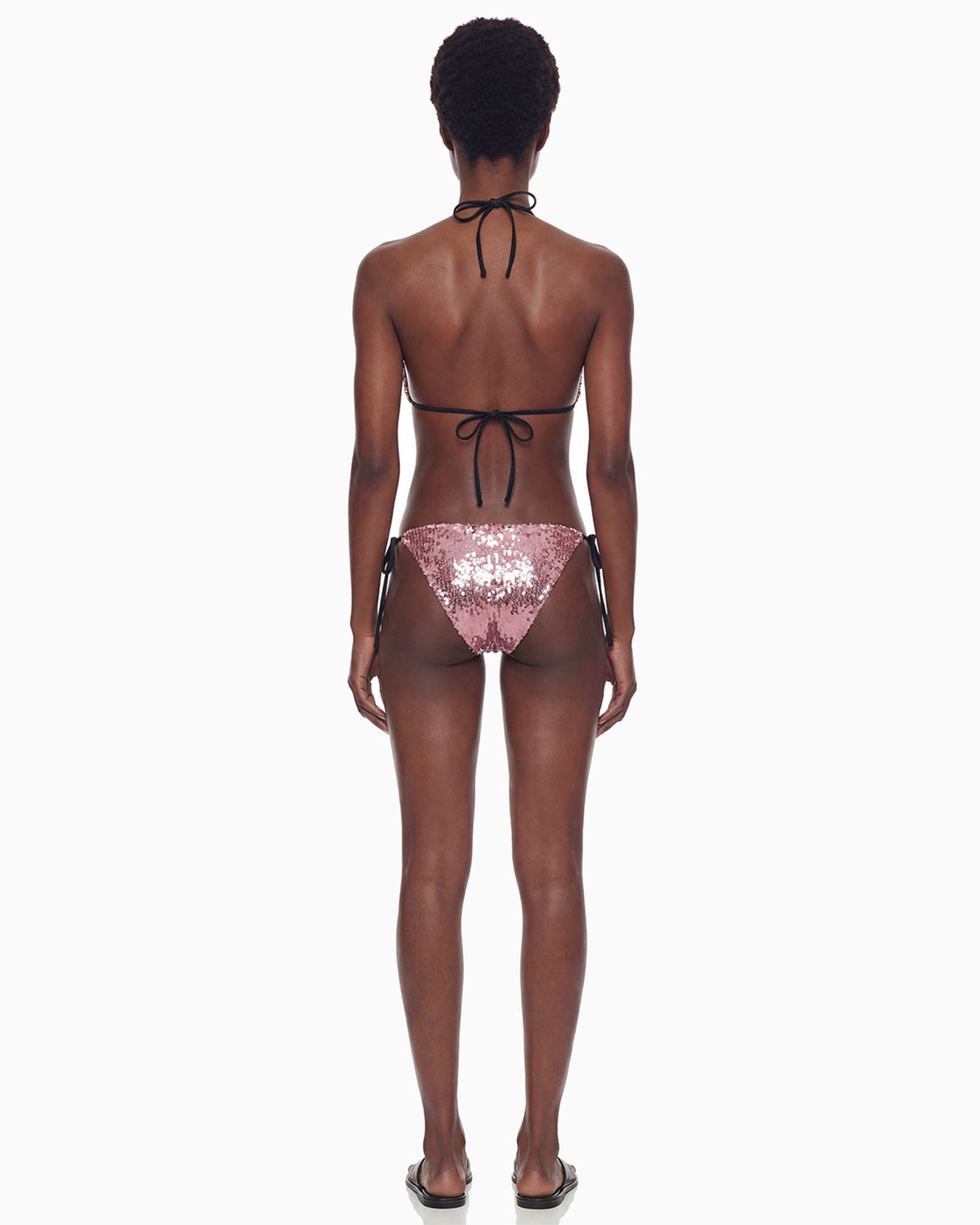 Vista de costas do Biquíni Triângulo Paetê Aura rosa na modelo, com amarração no pescoço e nas laterais