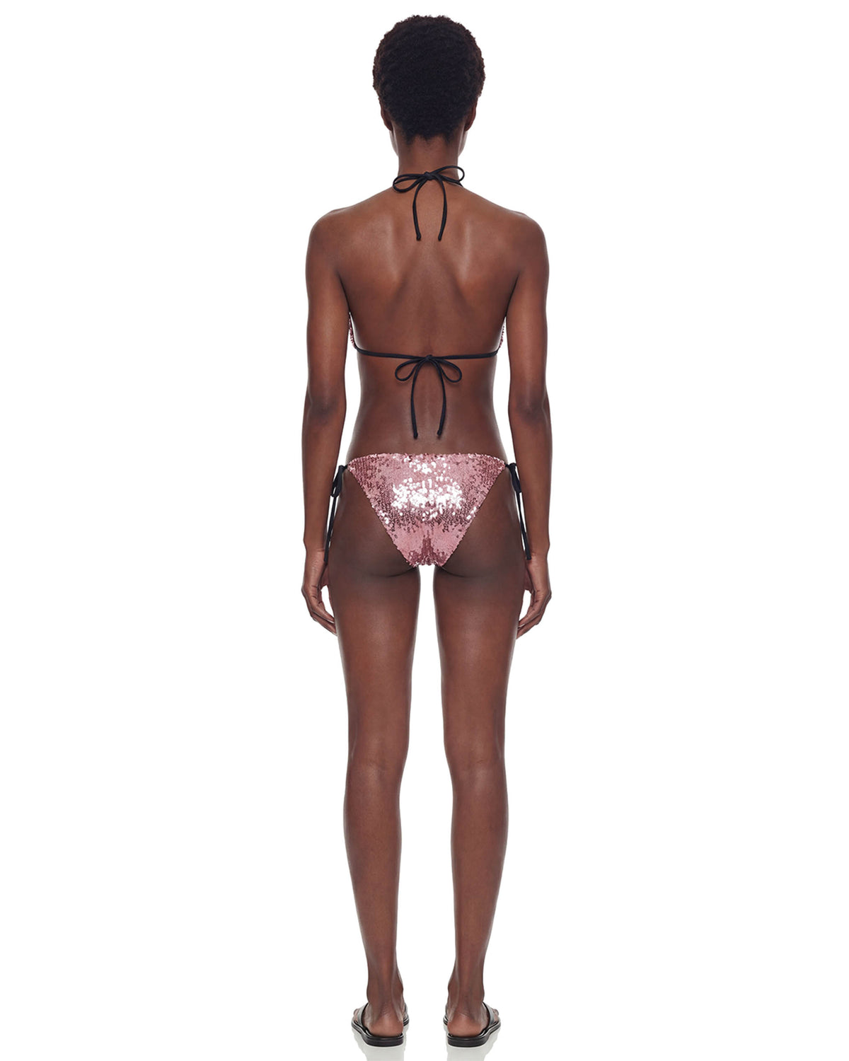 Vista de costas do Biquíni Triângulo Paetê Aura rosa na modelo, com amarração no pescoço e nas laterais