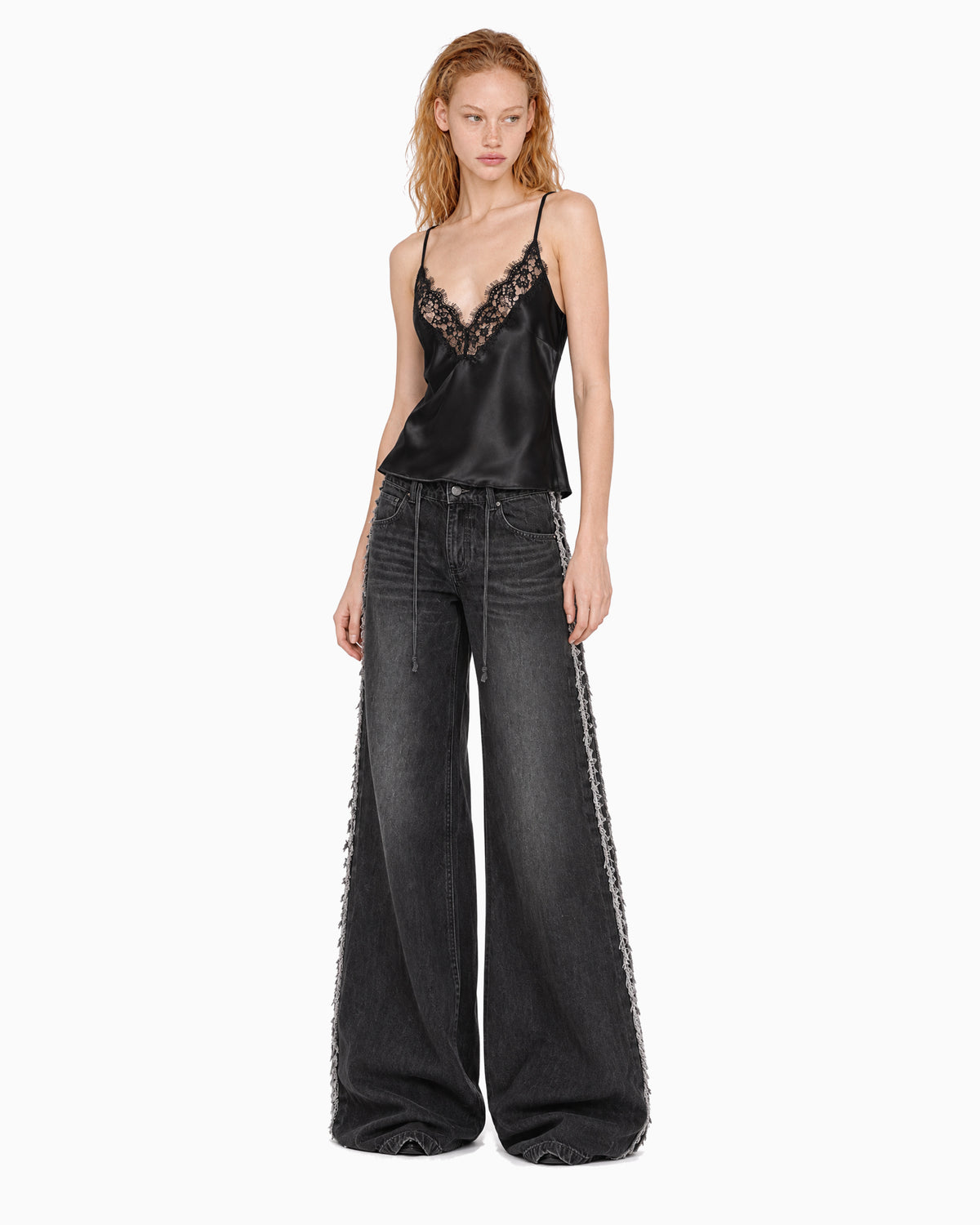 Blusa Decote Renda Afterparty preta, corpo inteiro de frente, foto com modelo