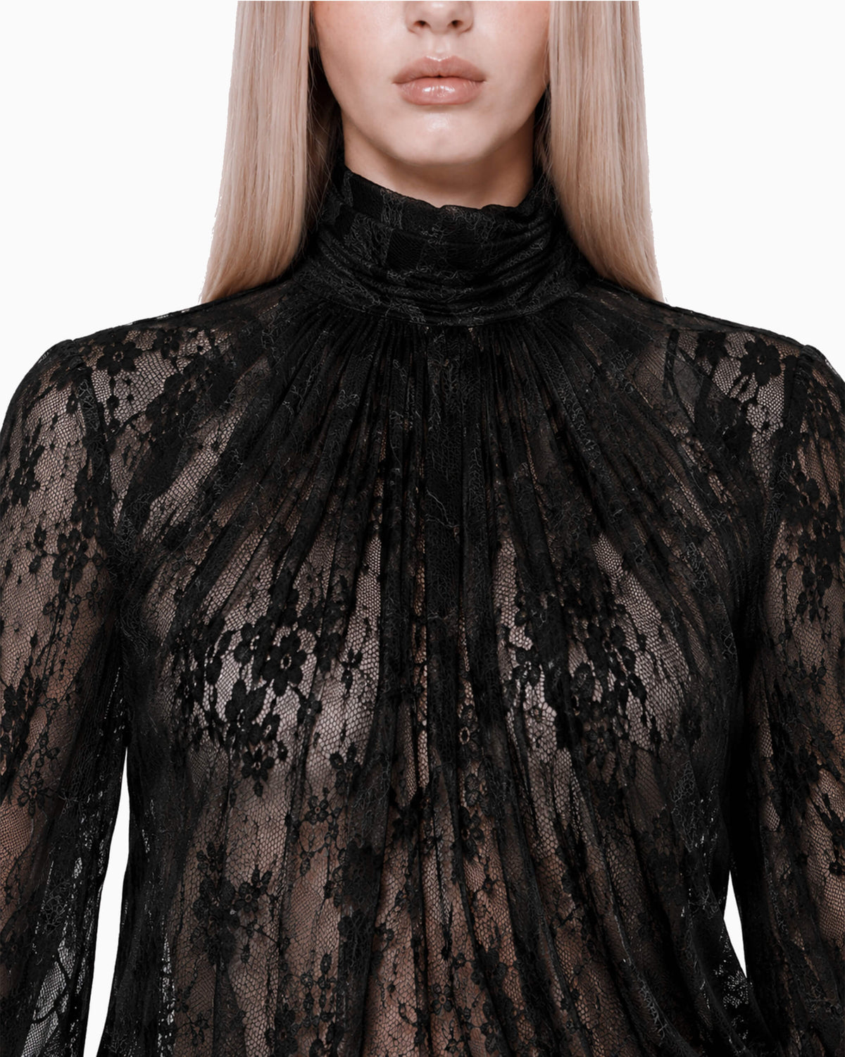 Close da gola alta franzida da Blusa Renda Haze preta, renda floral transparente sobre o busto