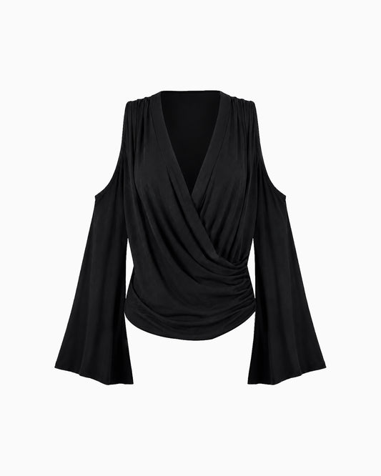 Blusa Manga Longa Corte Lateral preta com decote transpassado, ombros vazados e mangas amplas