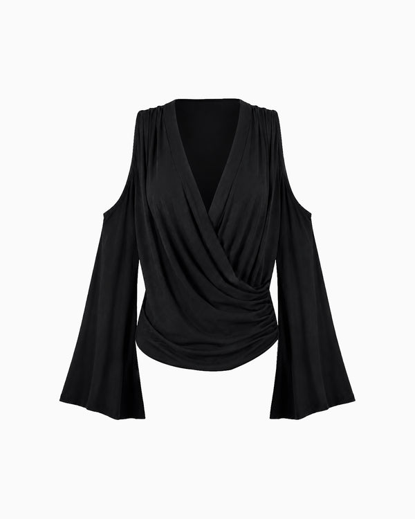 Blusa Manga Longa Corte Lateral preta com decote transpassado, ombros vazados e mangas amplas