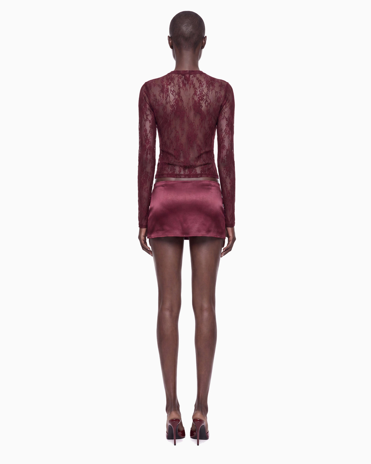 Vista de costas da Blusa Manga Longa Renda Haze vinho na modelo, renda transparente e costas fechadas