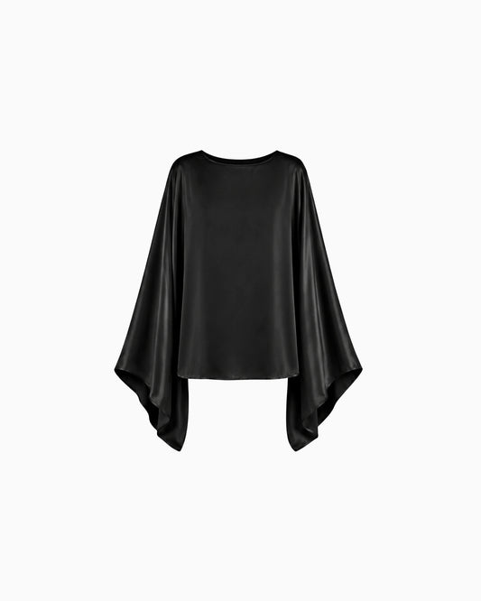 Blusa Manga Morcego Crepe Ivo preta, decote canoa e mangas morcego largas em cetim, peça sozinha