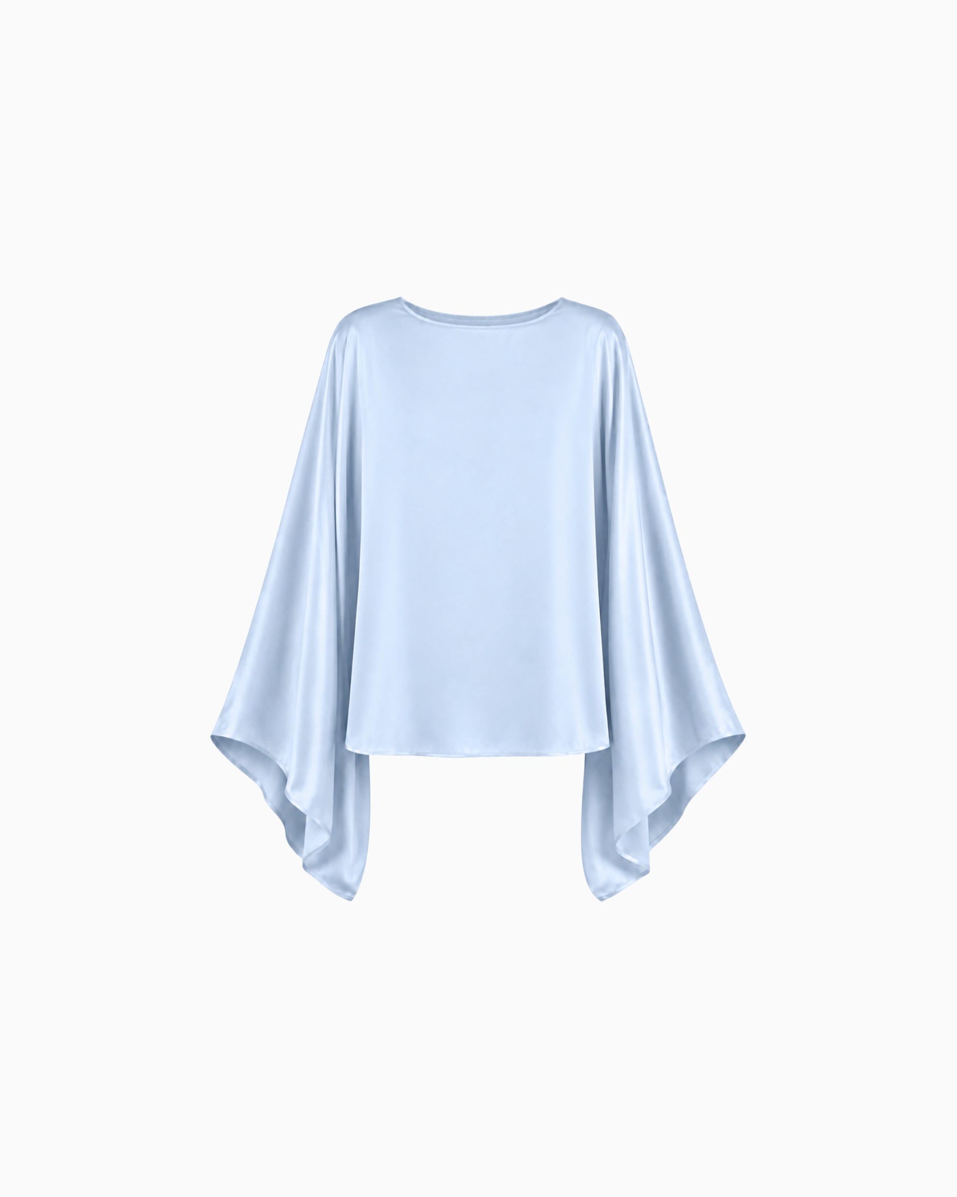 Blusa Manga Morcego Crepe Ivo azul claro, decote canoa, corpo curto e mangas morcego largas, peça sozinha