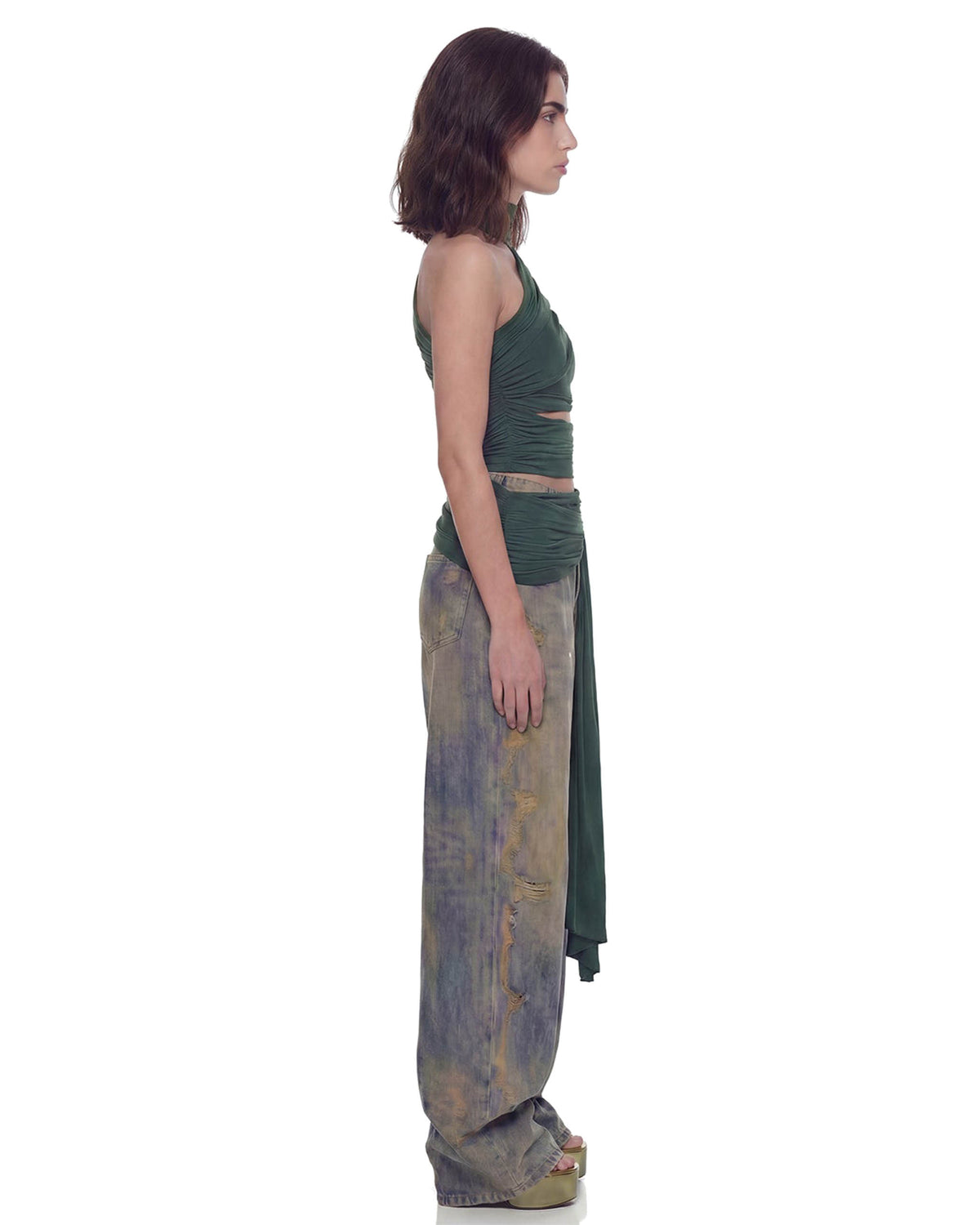 Perfil lateral da Blusa Ombro Drapeado Hexa verde na modelo, mostrando o caimento drapeado e a faixa que desce ao lado