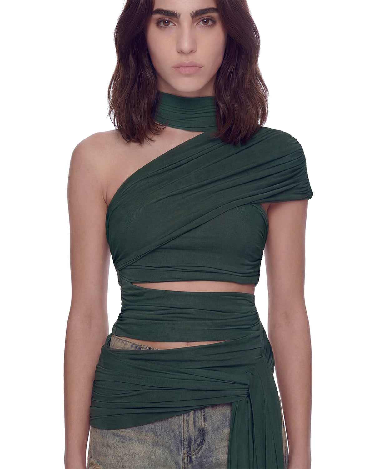 Close frontal da Blusa Ombro Drapeado Hexa verde, destacando a gola choker, o ombro único e o drapeado do corpo