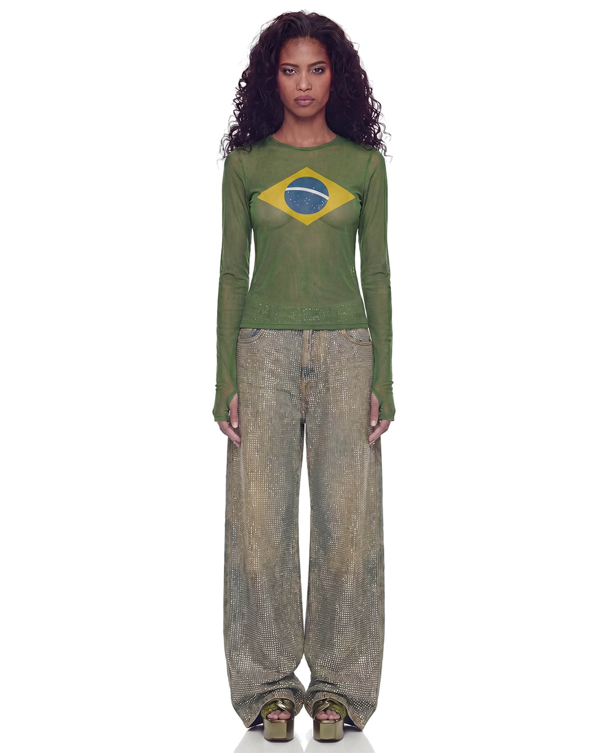 Modelo de frente usando Blusa Tule Bandeira verde de manga longa com estampa da bandeira do Brasil e calça brilhante