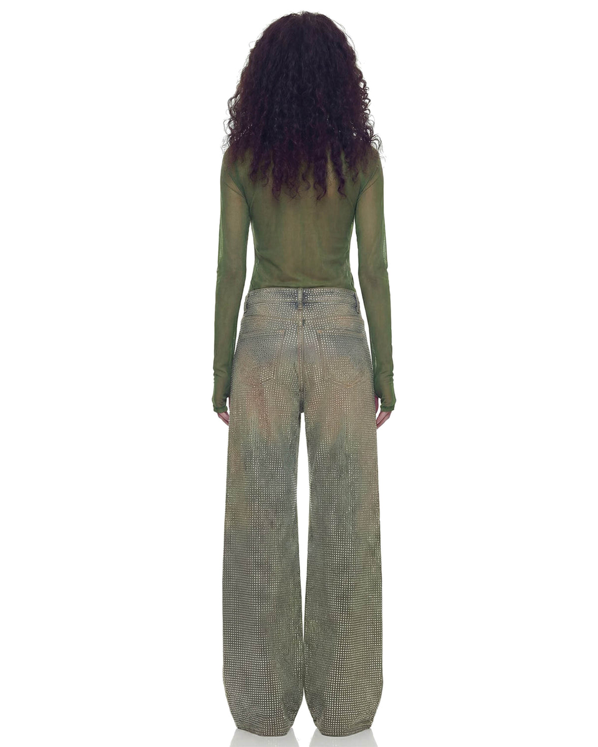 Vista de costas da Blusa Tule Bandeira verde de tule transparente com manga longa na modelo
