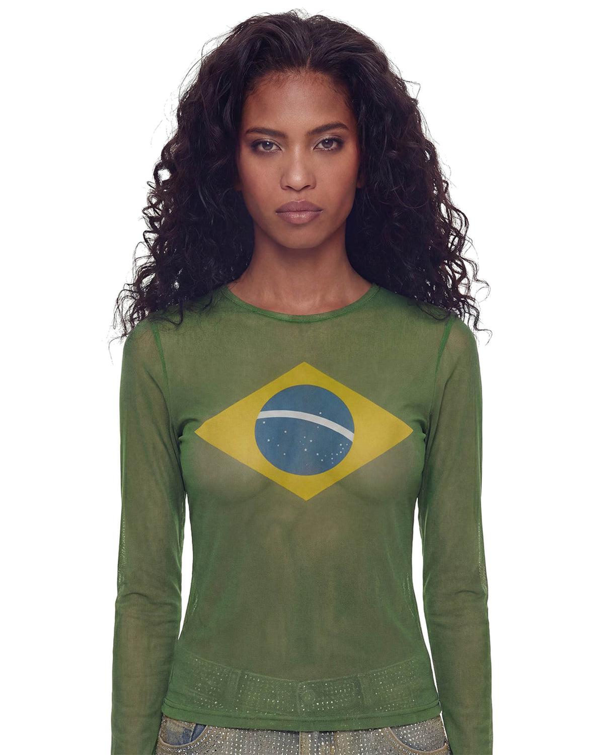 Close frontal da Blusa Tule Bandeira verde translúcida com estampa da bandeira do Brasil e gola redonda