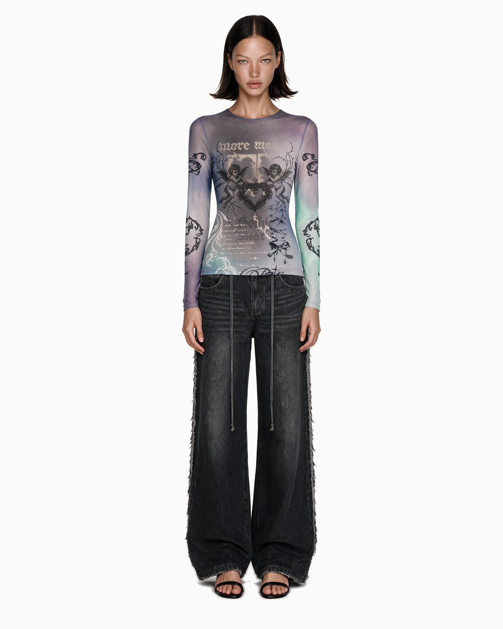 Modelo vestindo Blusa Tule Manga Longa Gothic cinza e multicolorida, com estampa de anjos, vista frontal de corpo inteiro