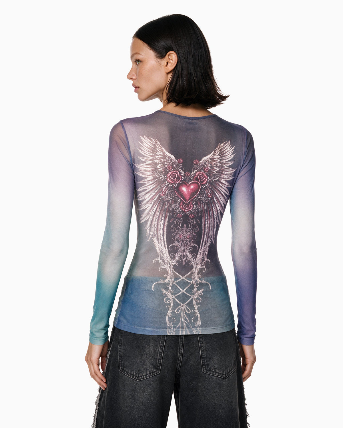Modelo vestindo Blusa Tule Manga Longa Gothic cinza e multicolorida, com estampa de anjos, vista de costas