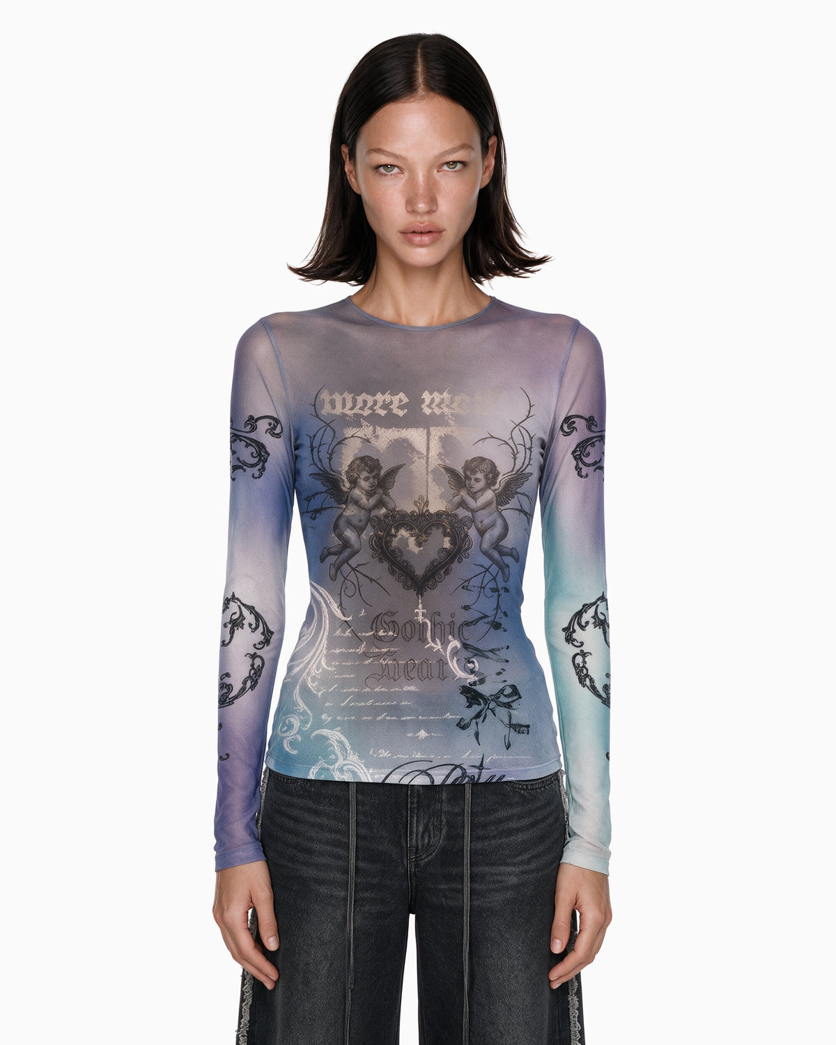 Modelo vestindo Blusa Tule Manga Longa Gothic cinza e multicolorida, com estampa de anjos, detalhe frontal