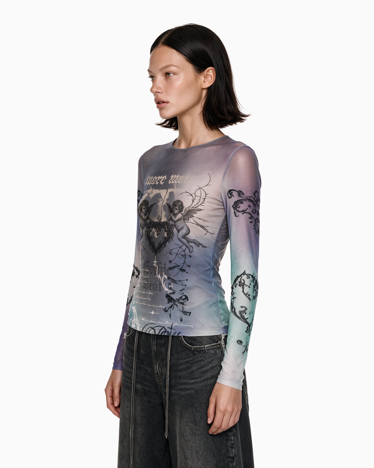 Modelo vestindo Blusa Tule Manga Longa Gothic cinza e multicolorida, com estampa de anjos, vista lateral