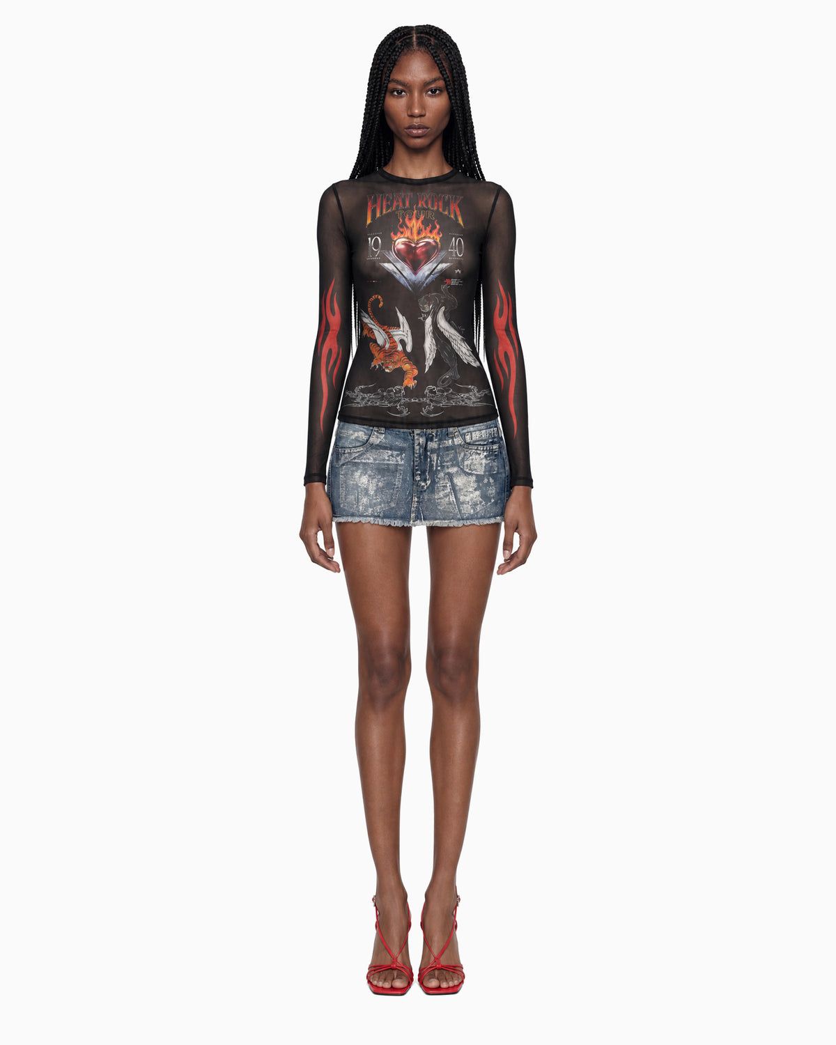 Modelo vestindo Blusa Tule Manga Longa Heat Rock preta, com mangas longas e estampa gráfica, vista frontal de corpo inteiro