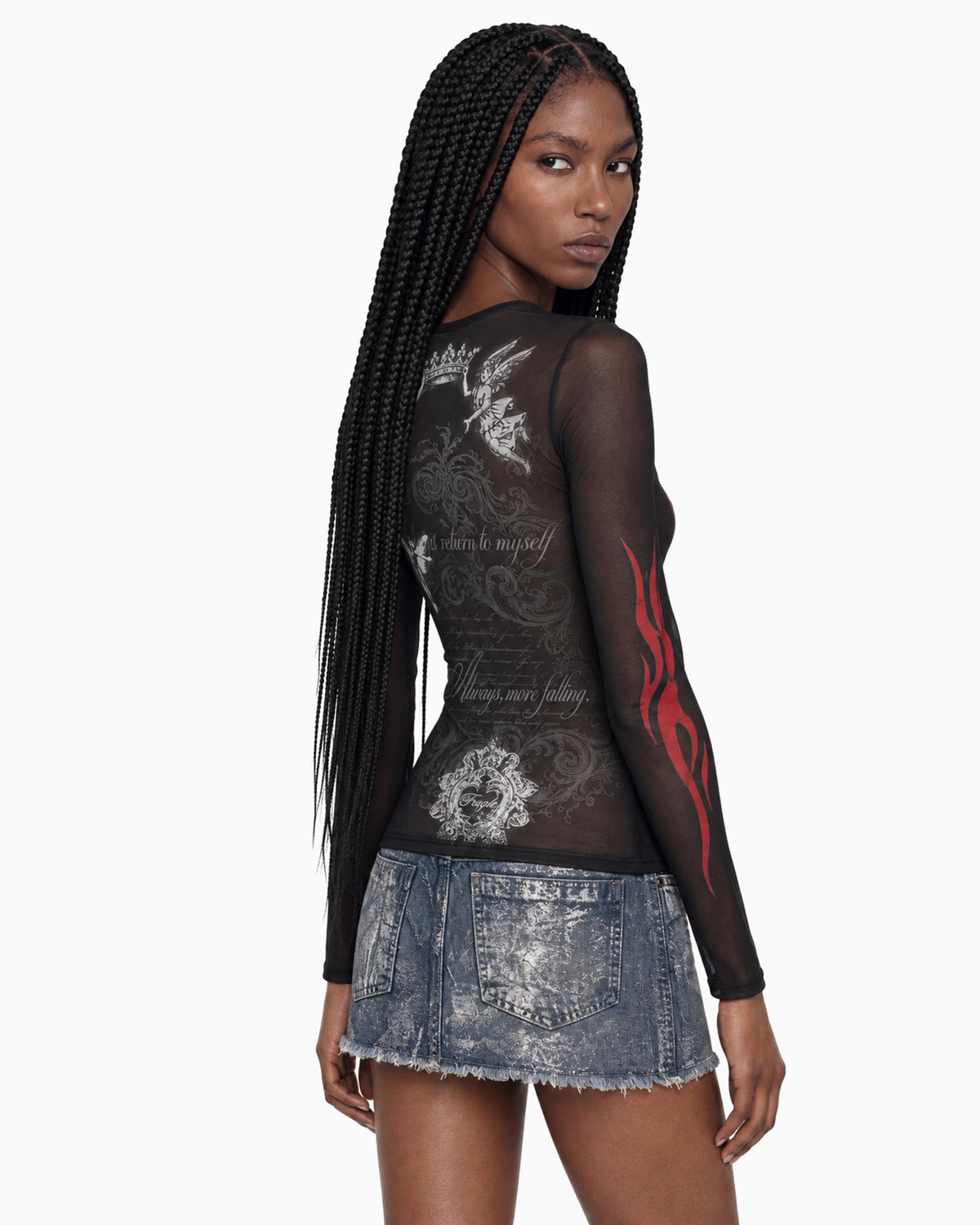 Modelo vestindo Blusa Tule Manga Longa Heat Rock preta, com mangas longas e estampa gráfica, vista lateral