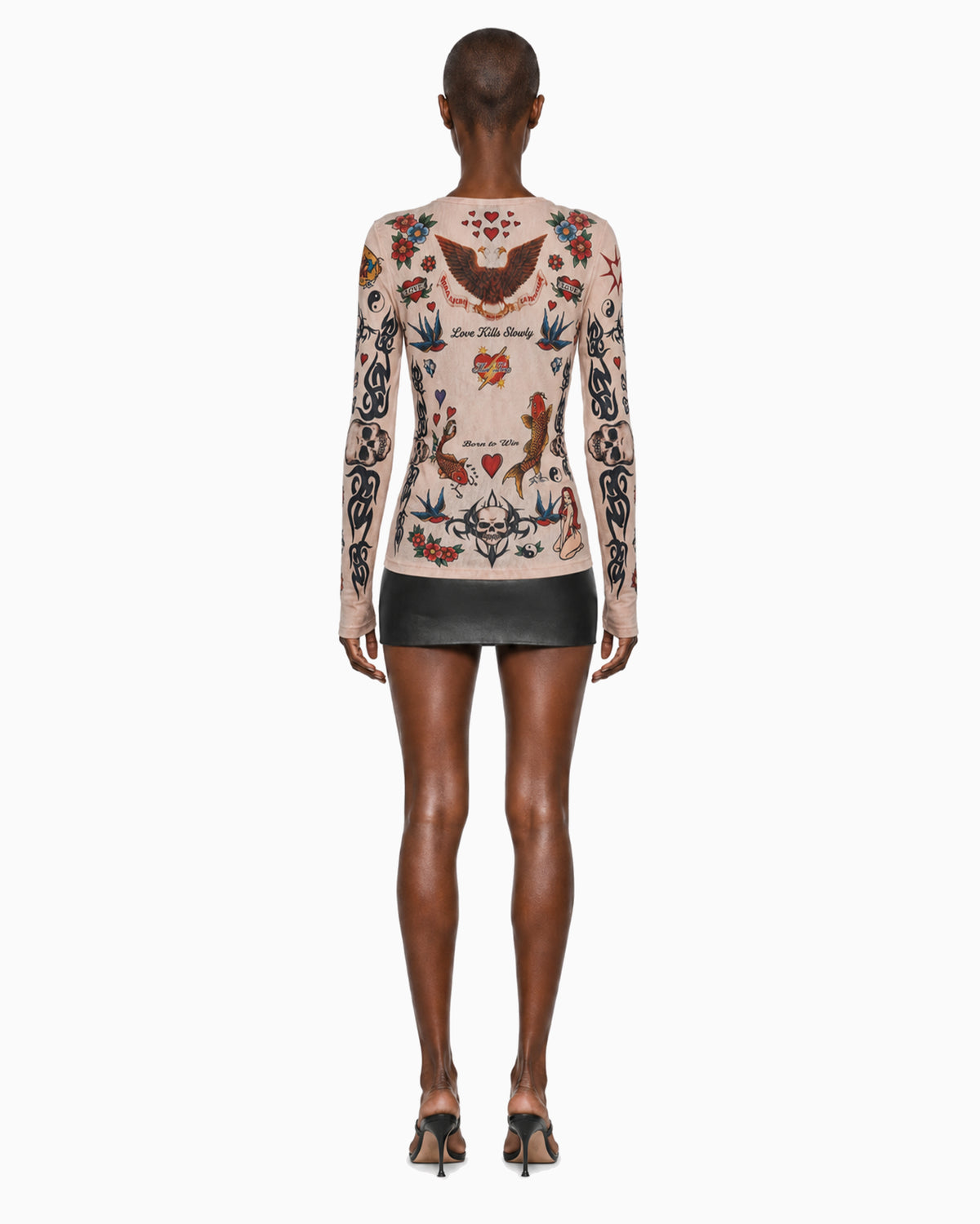 Vista de costas da Blusa Tule Tigre bege na modelo, com águia, andorinhas e corações estampados