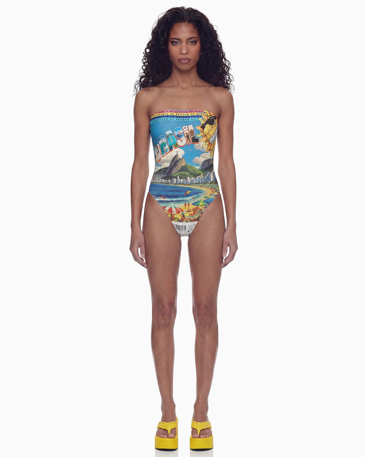 Modelo de frente com Body Brasilidades tomara que caia, cavado nas pernas e estampa vibrante do Rio