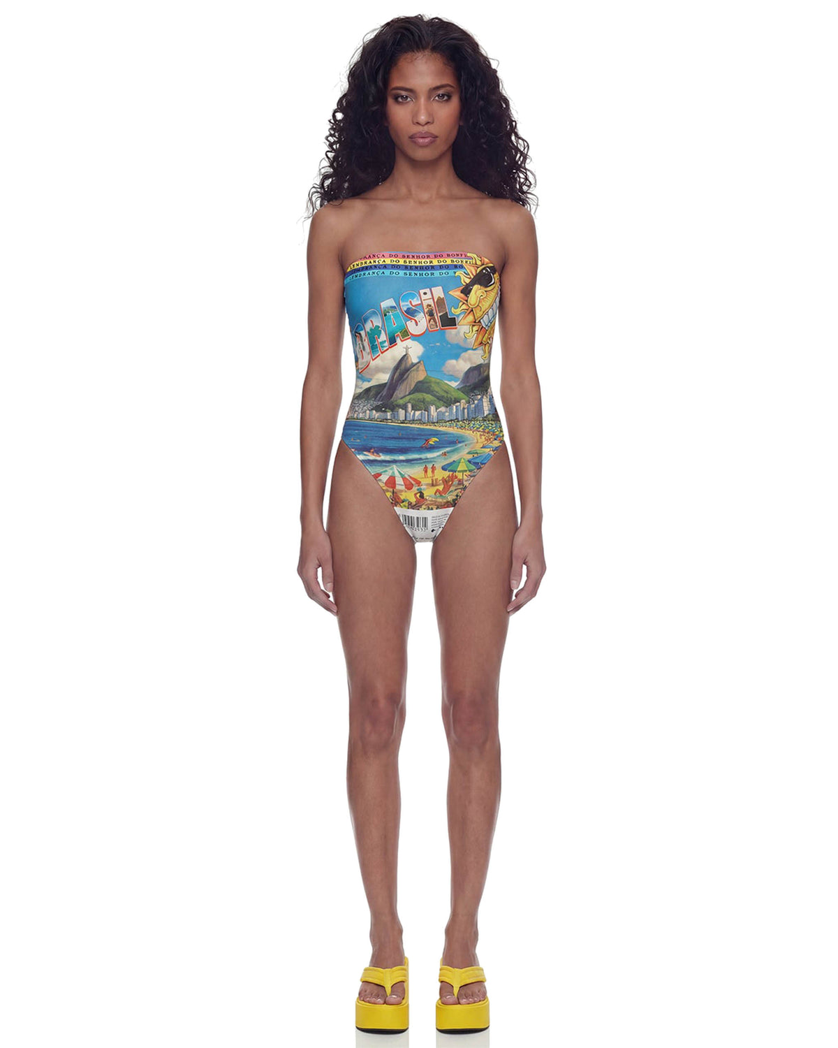 Modelo de frente com Body Brasilidades tomara que caia, cavado nas pernas e estampa vibrante do Rio