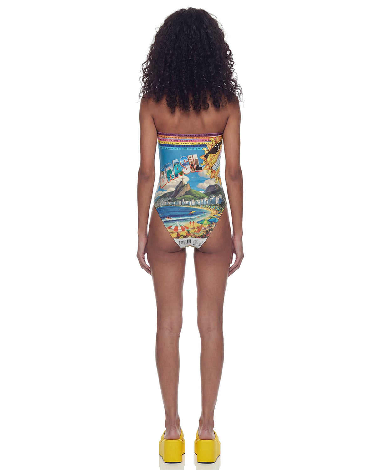 Vista de costas do Body Brasilidades na modelo, sem alças e com estampa colorida do Rio