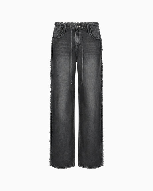 Calça Jeans Preta Desfiada em lavagem escura, pernas largas com franjas laterais e cordão na cintura, peça sozinha