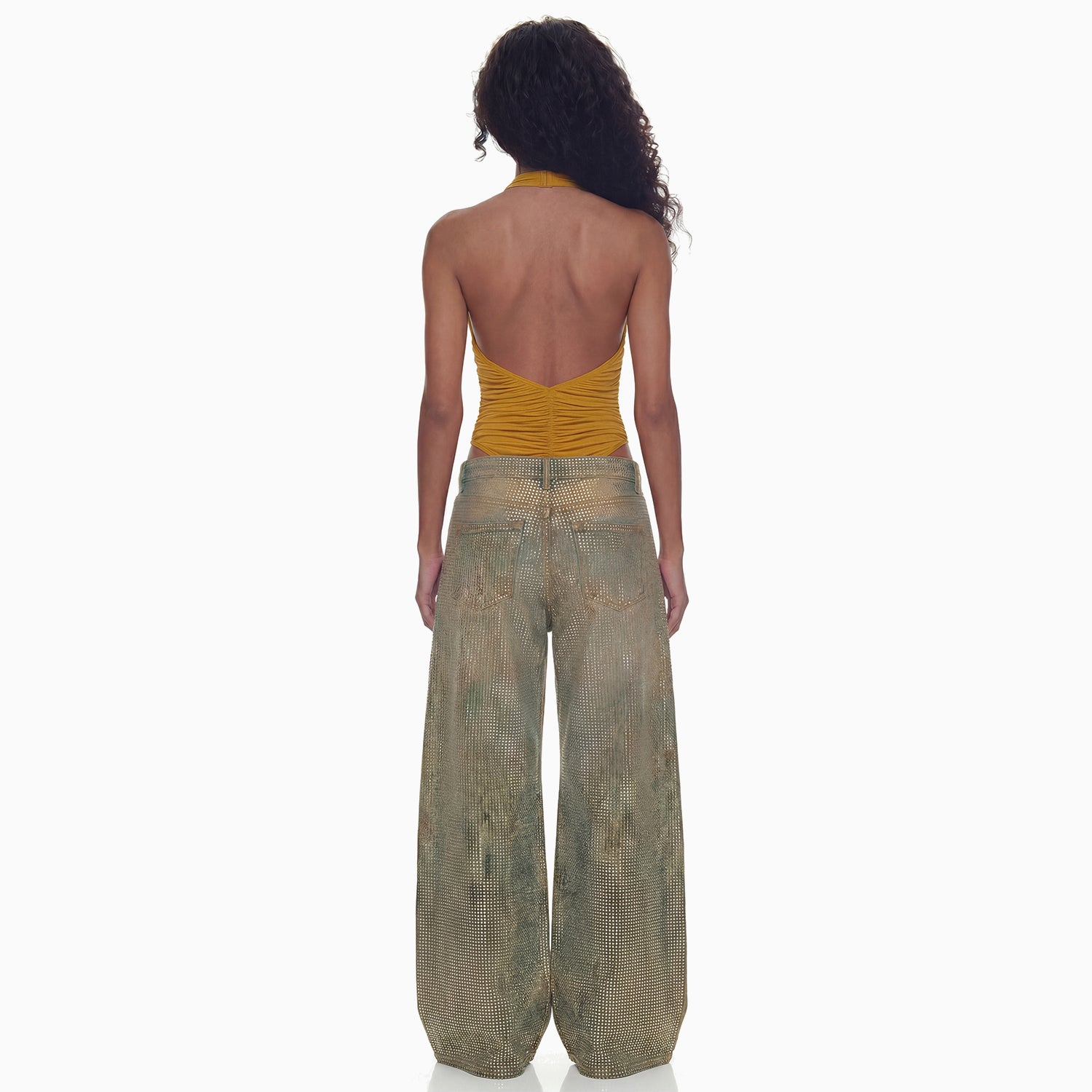 Vista de costas da Calça Jeans Strass pantalona com strass e bolsos traseiros, pernas largas e fluidas