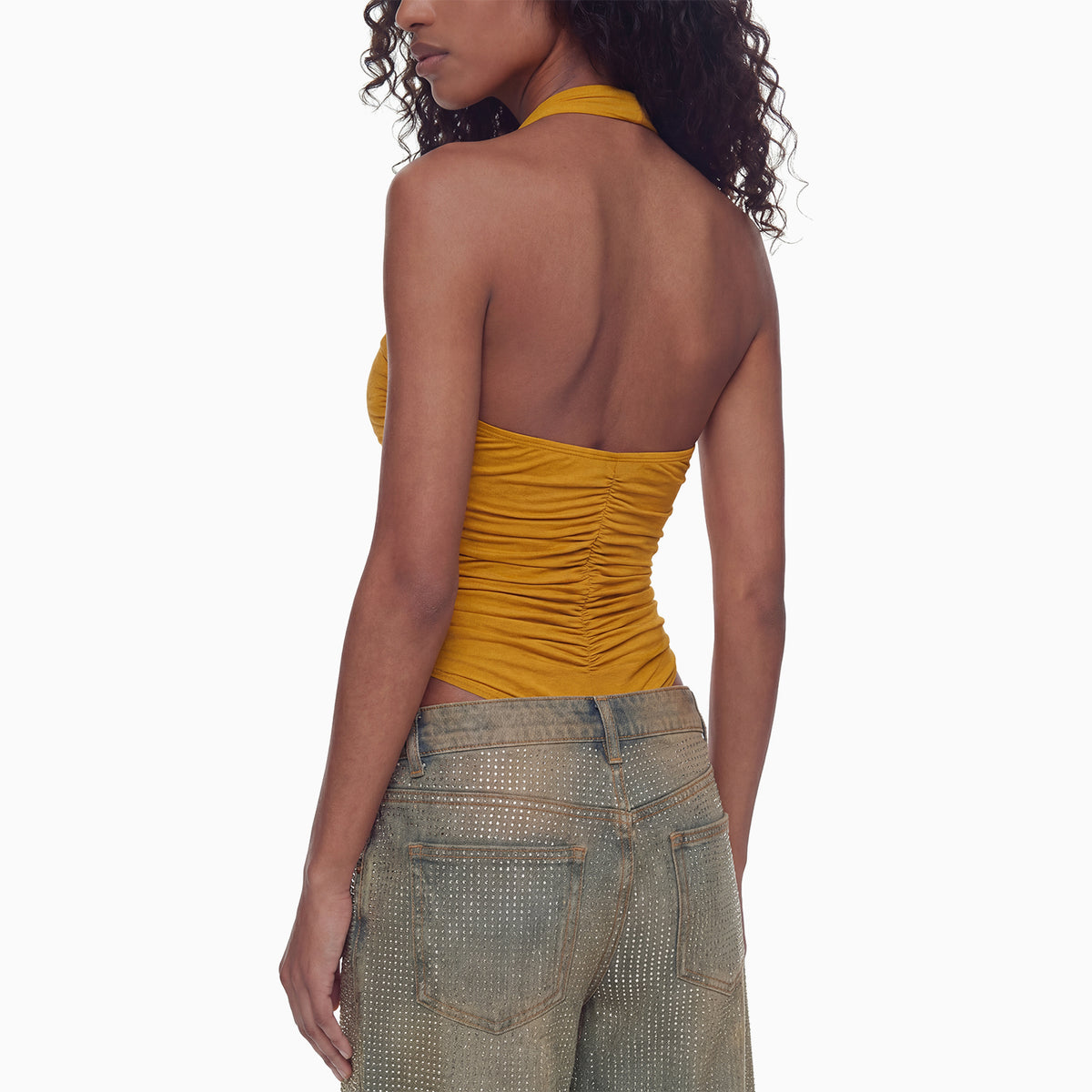 Close das costas da Calça Jeans Strass mostrando os bolsos traseiros e o strass sobre o jeans claro