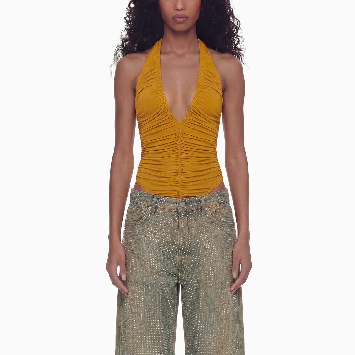 Detalhe da cintura da Calça Jeans Strass, com strass sobre jeans desbotado, botão, passantes e bolsos frontais