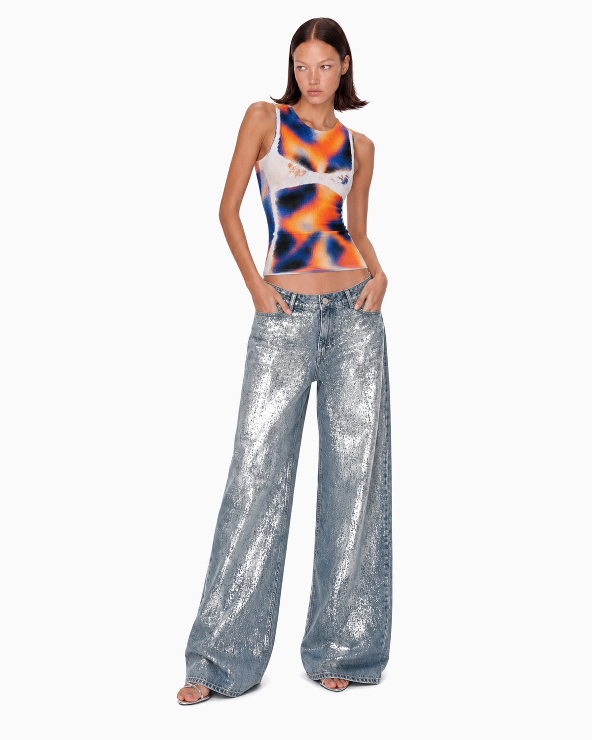 Vista frontal da Calça Jeans Wide Foil Prata na modelo, com pernas amplas e bolsos