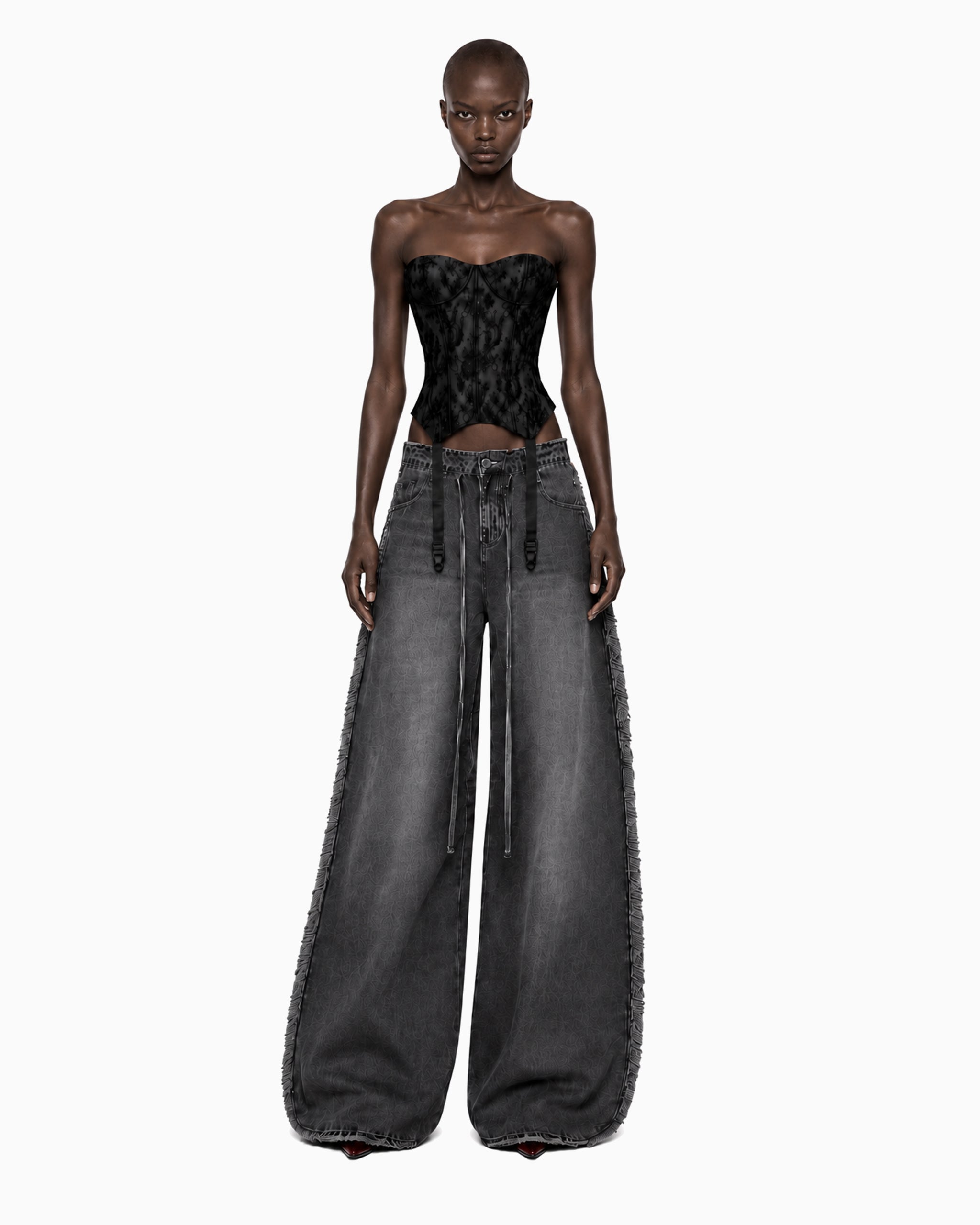 Modelo usando Corset Renda Haze preto de barra em bico, braços soltos ao lado e jeans cinza pantalona