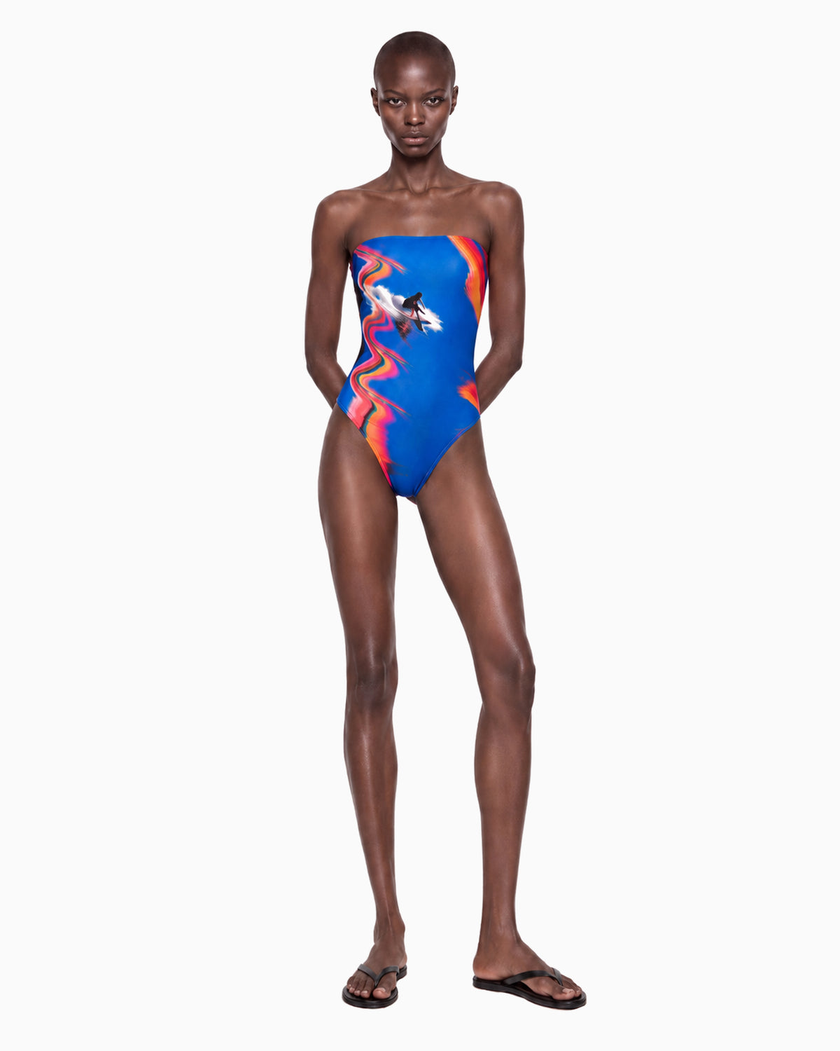 Modelo de frente com Maiô Tomara que caia Surf azul, busto reto sem alça e cavado alto na perna