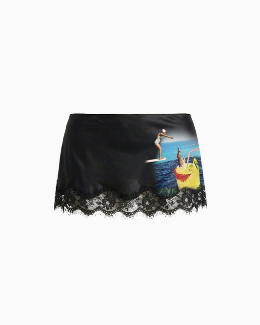 Mini Saia Cetim Renda Caipirinha preta com estampa de surfista e coquetel, barra de renda delicada e caimento solto, vista de frente
