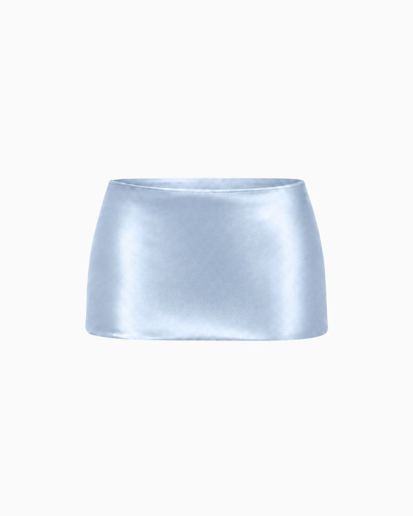 Mini Saia Crepe Ivo azul claro acetinada, cós reto de cintura baixa e comprimento curtíssimo, peça sozinha