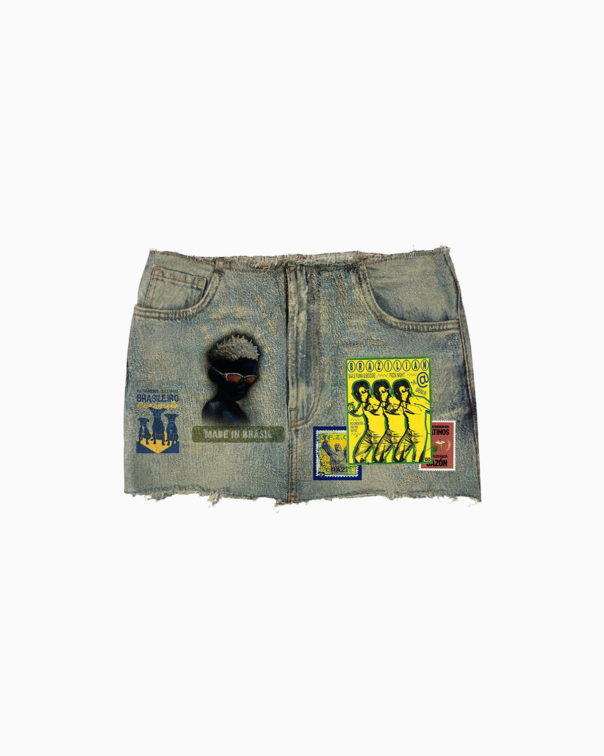 Mini Saia Jeans Brasilidades em jeans claro desbotado, barra desfiada e vários patches coloridos aplicados na frente