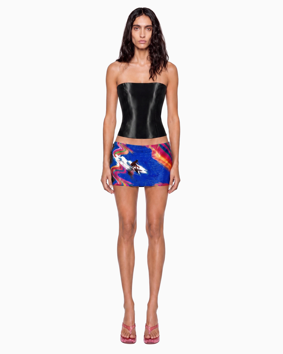 Modelo de frente com Mini Saia Paetê Surf azul de paetês e corset preto, cintura baixa e barra bem curta