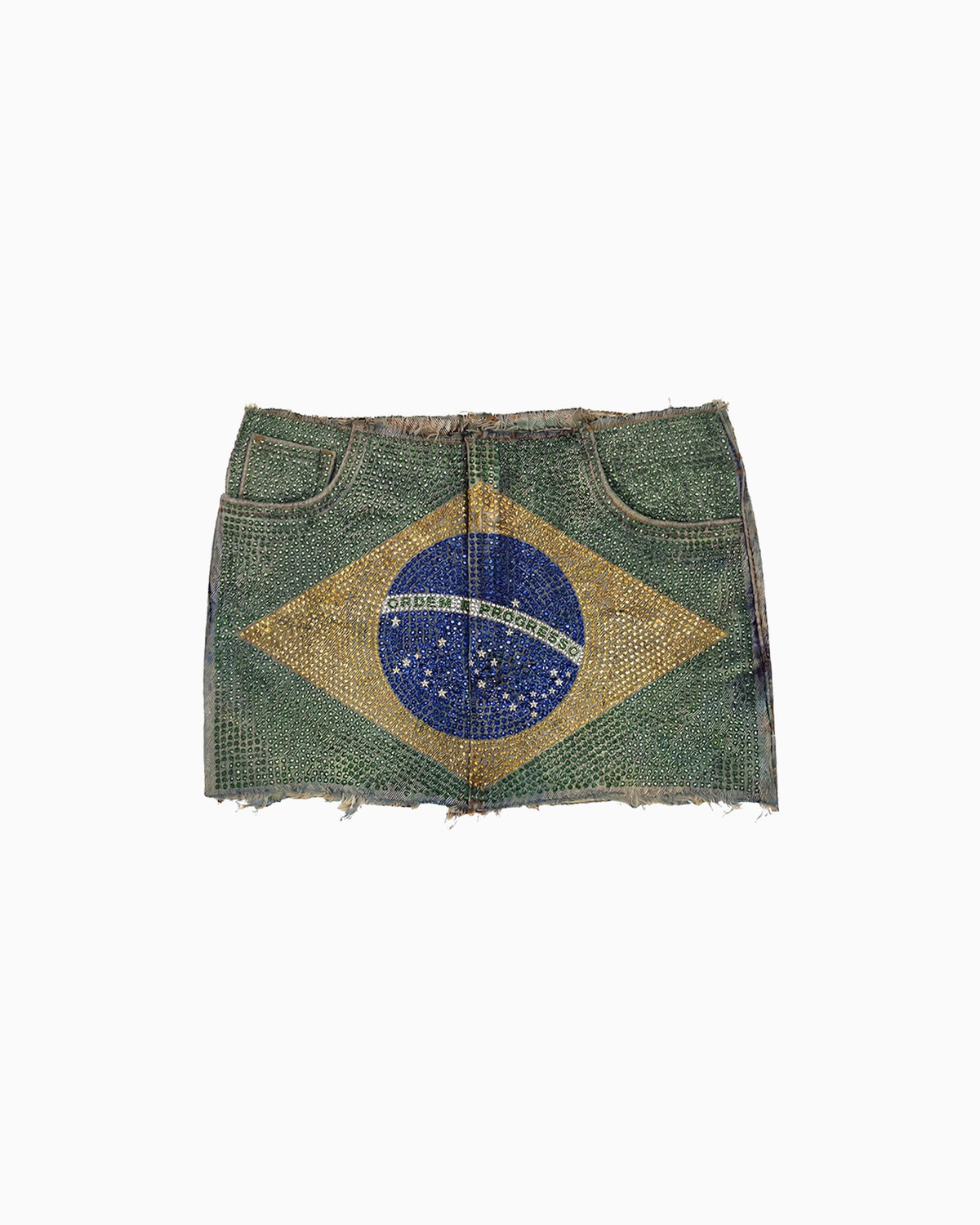 Mini Saia Strass Bandeira do Brasil em jeans verde coberta de strass, barra desfiada, vista frontal da peça solta