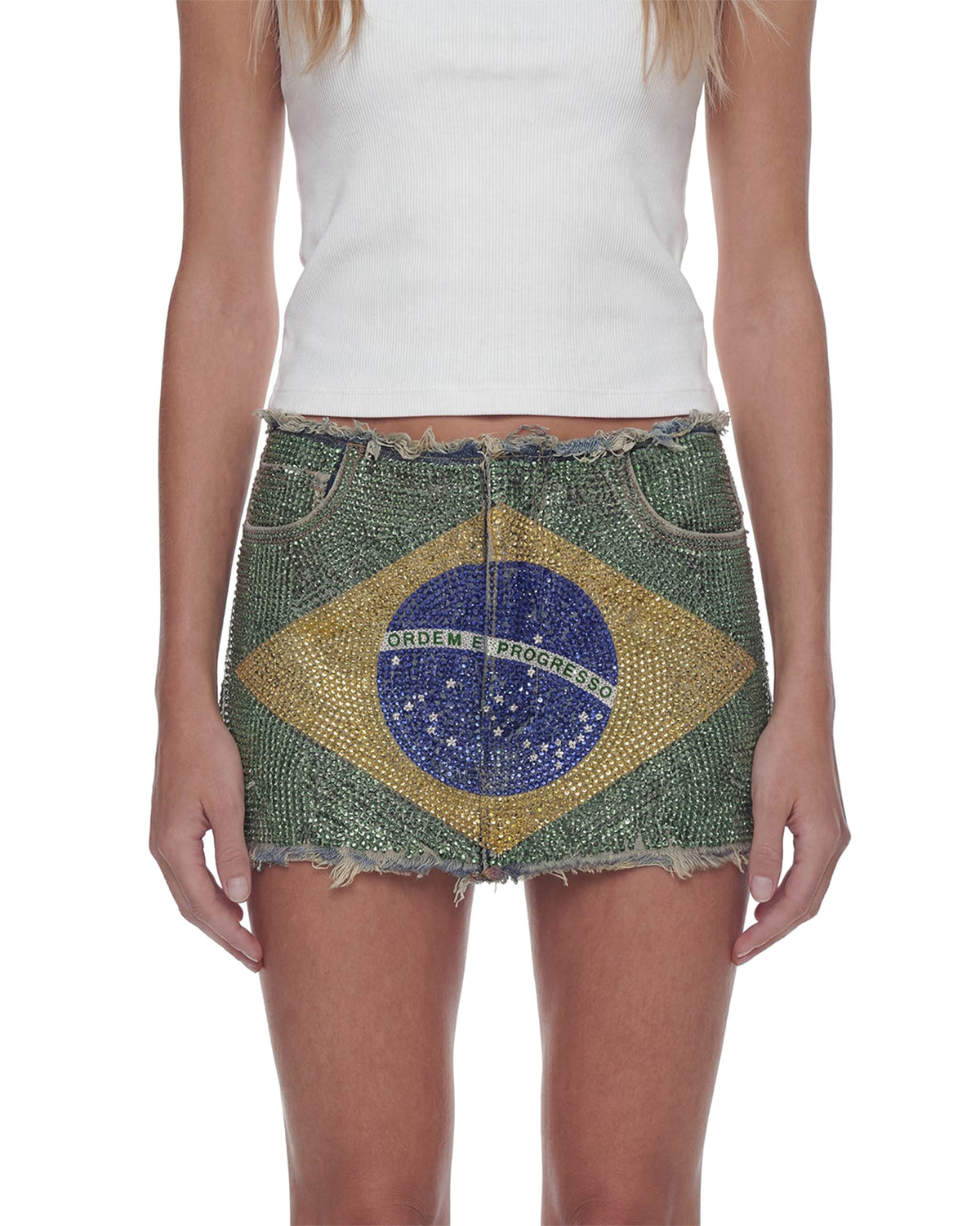 Close frontal da Mini Saia Strass Bandeira mostrando a bandeira do Brasil em strass sobre jeans verde