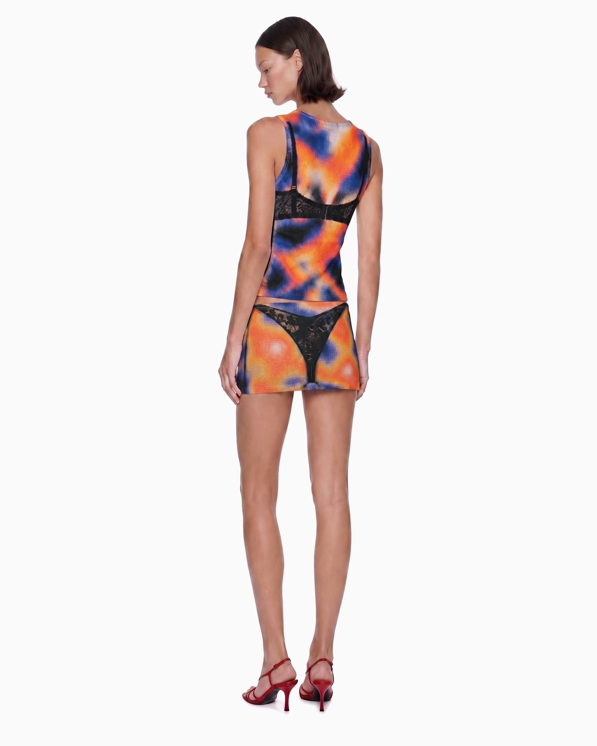 Costas da Mini Saia Thermal estampada na modelo