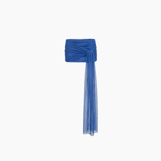Mini Saia Transpasses Tule Hexa azul em tule, com transpasse frontal atado e longa faixa esvoaçante caindo ao lado
