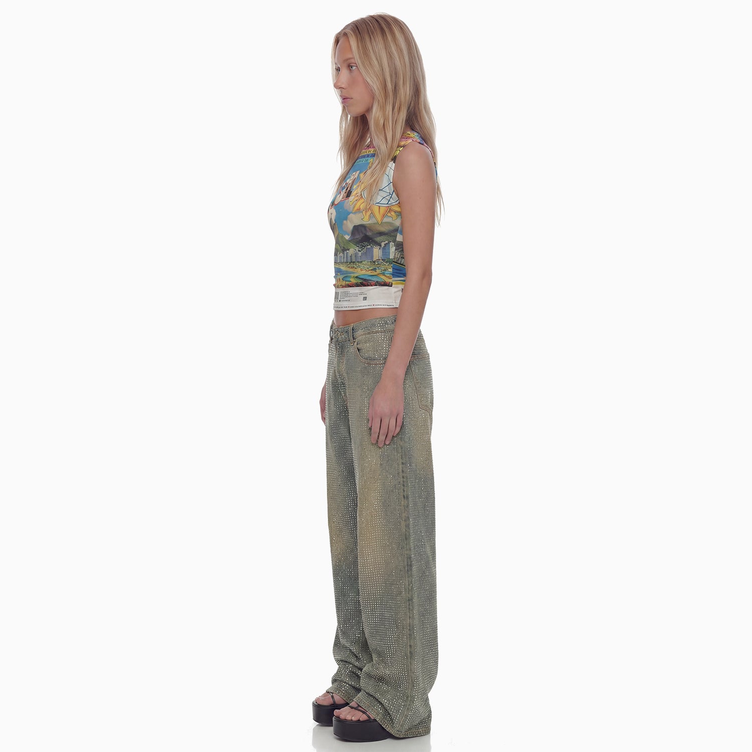 Perfil da modelo com regata Brasilidades cropped estampada, caimento justo ao corpo