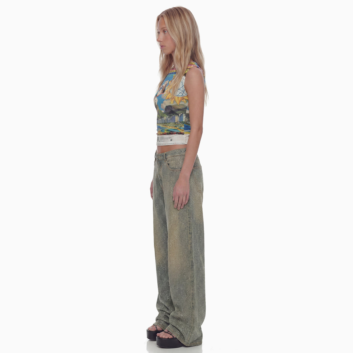 Perfil da modelo com regata Brasilidades cropped estampada, caimento justo ao corpo
